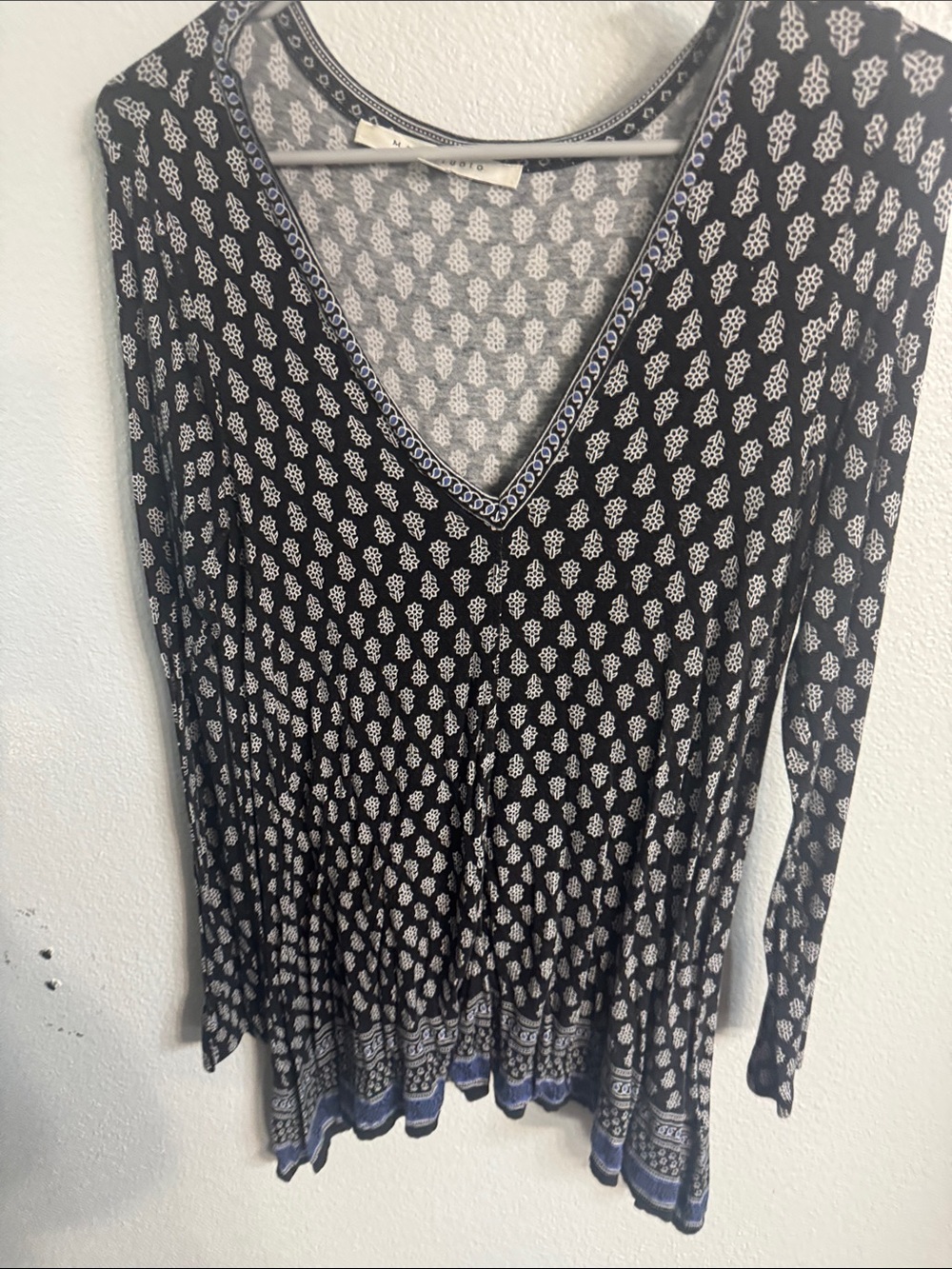 Max Studio Black & White V-Neck Long Sleeve Printed Tunic with Blue Border